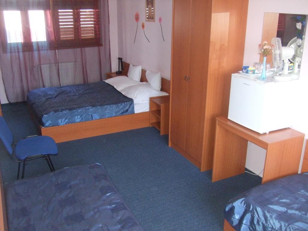 Timarhaz Panzio Bed & Breakfast Szeged Room photo